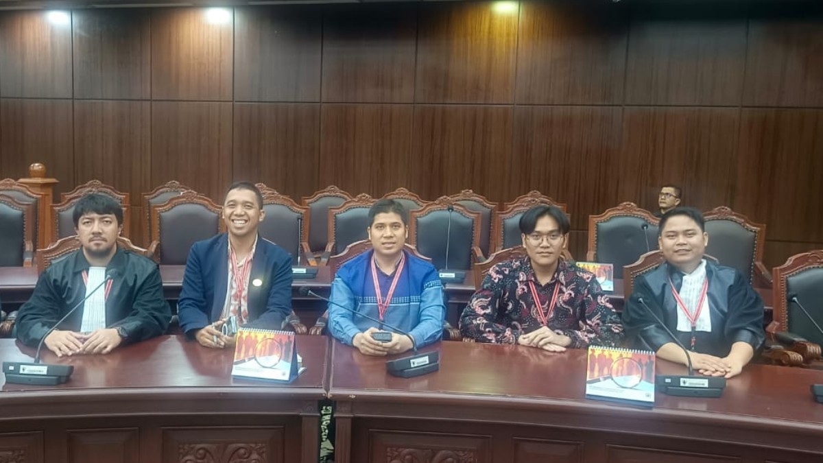 Foto Sony Novian (kedua dari kiri) Di Ruang Sidang MK